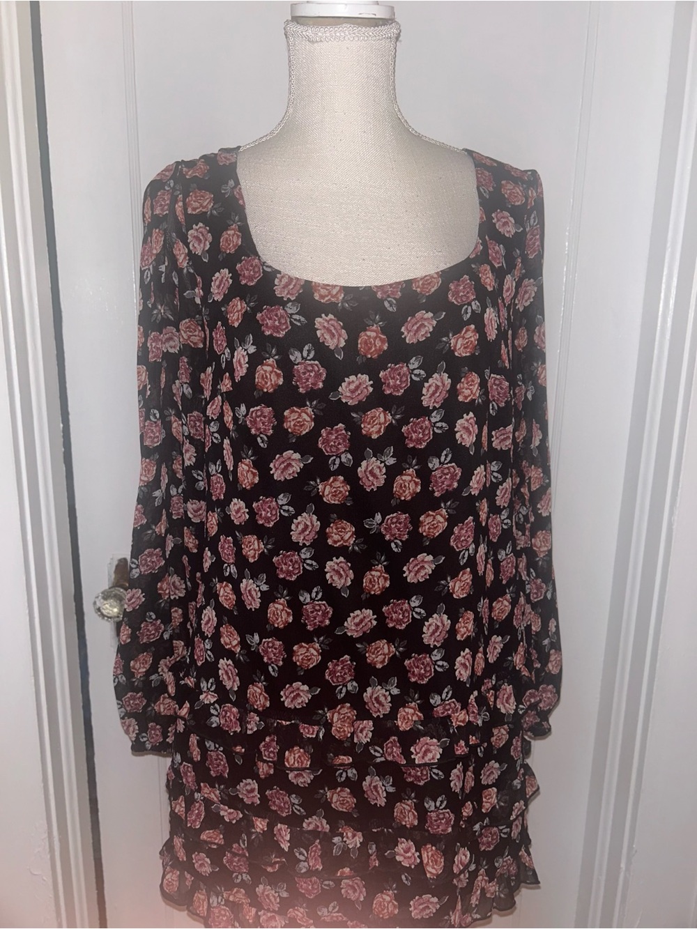 Womens Floral Scoop Neck Long Sleeve Dress Top - Black with Rose Print size med